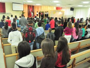 Adolescentes são motivados e lembrados que fazem parte da Realeza Celestial