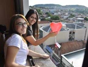 Corações caem do céu para falar do amor que vem do alto