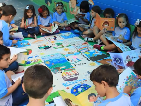 A bordo de tapete, crianças recebem incentivo à leitura