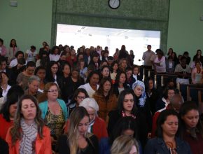 500 mulheres celebram o evangelismo público