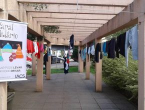 Estudantes montam varal com roupas gratuitas para necessitados em Taquara