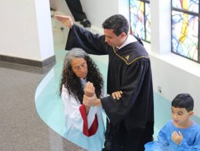 Lourdes conta que o amor que recebeu a motivou a tomar a decisão pelo batismo