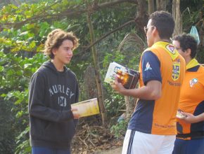 Jovens visitam comunidades isoladas de Ilhabela para entregar livro Esperança Viva