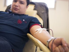 Jovens dedicam o sábado para a doação de sangue