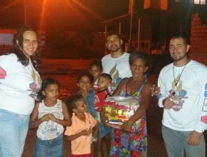 Jovens Adventistas distribuem cestas para famílias carentes em Marituba