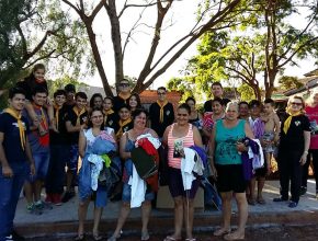 Varal Solidário oferece roupas e livros missionários em comunidade carente
