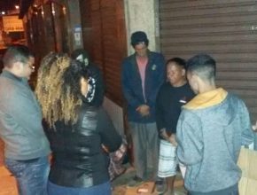 Jovens aquecem a noite de moradores de rua em Juiz de Fora