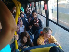 Jovens realizam ação missionária em ônibus