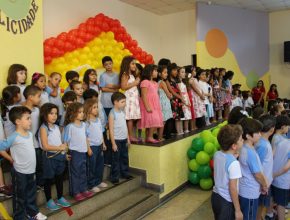 Avós recebem homenagem de netos no Colégio Adventista de BH