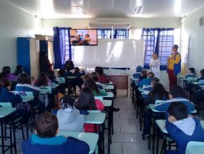 Coordenador de órgão que protege animais orienta crianças de escola adventista