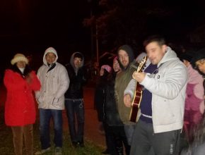 Jovens de Canela superam frio e oferecem serenatas nas casas