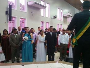 63 casais participam de casamento comunitário