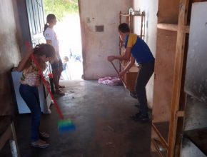 Desbravadores limpam casa de família carente