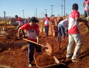 Calebes constroem casa para vendedora ambulante