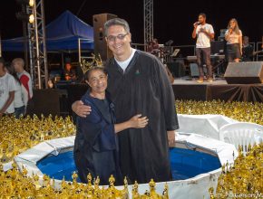 Batismo surpreende pequeno grupo no Multiplique Esperança em Brasília