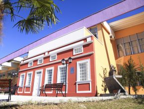 Réplica de fachada da primeira Escola Adventista do Brasil é inaugurada
