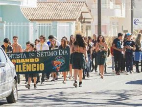 Passeata contra violência doméstica mobiliza centenas de adventistas em Itapoá-SC