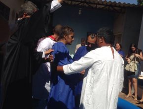 Após estudo bíblico, paciente de quimioterapia e marido se batizam