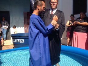 O marido, Tadeu Miranda, também realizou o desejo de se batizar. Após um período afastado da igreja, hoje ele acredita estar no caminho certo e cumprindo a vontade de Deus para ele e sua esposa.
