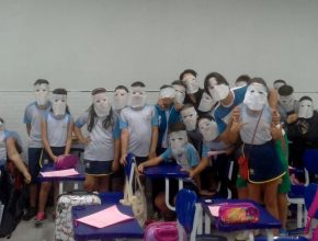 Acidente com colega leva alunos a utilizarem máscaras em sala de aula