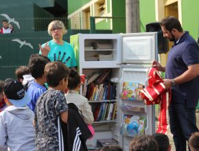 Colégio entrega geladeira com livros à comunidade catarinense