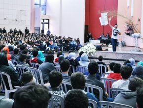 Semana de oração cativa público jovem e adolescente de internato adventista