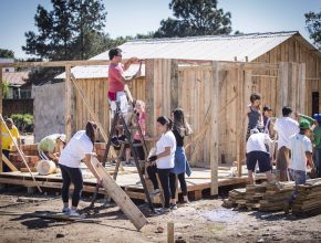 Voluntários constroem casa para família que perdeu tudo em incêndio
