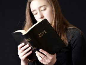 Pesquisa aponta hábitos de leitura da Bíblia de adolescentes