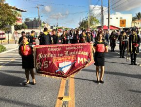 Desbravadores e Aventureiros participam de desfiles cívico