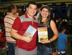 Feira de livros cristãos atrai público não evangélico