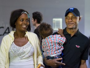 Voluntários ajudam haitiano a trazer família para o Brasil