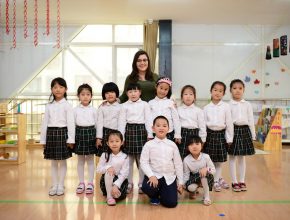 Advogada de Peruíbe realiza trabalho com crianças na China