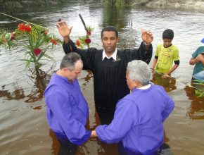Batismo da Primavera influencia jovem a ser pastor