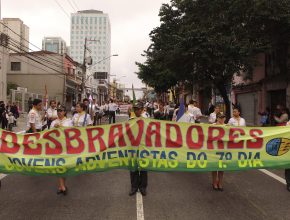 Desbravadores desfilam no bairro do Ipiranga