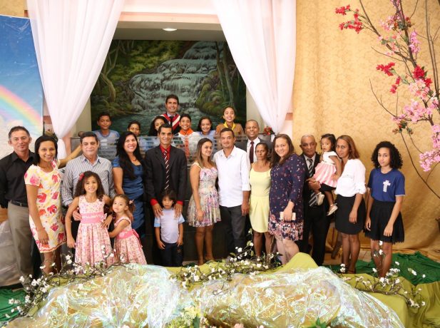 Famílias estiveram presentes para participarem da festa batismal.