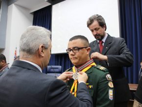 Pastor recebe medalha por trabalho realizado com Desbravadores