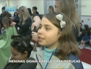 Meninas fazem doação coletiva de cabelos no Outubro Rosa - RIC TV