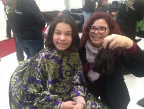 Colégio promove doação coletiva de cabelos no Outubro Rosa