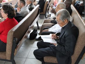 Idosos descobrem na igreja que nunca é tarde para aprender