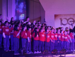 Cada unidade escolar da região cantou uma música do DVD Celebrando Gerações, no Festival de Corais.