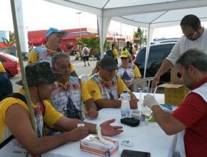Adventistas montam feira de saúde para atender peregrinos