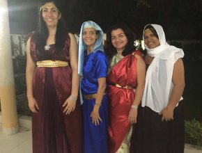 Mulheres participam de cerimônia de Santa Ceia revivendo os tempos bíblicos