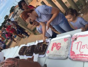 Igreja Adventista, em Formosa, distribui bolo para comemorar o Dia da Crianças