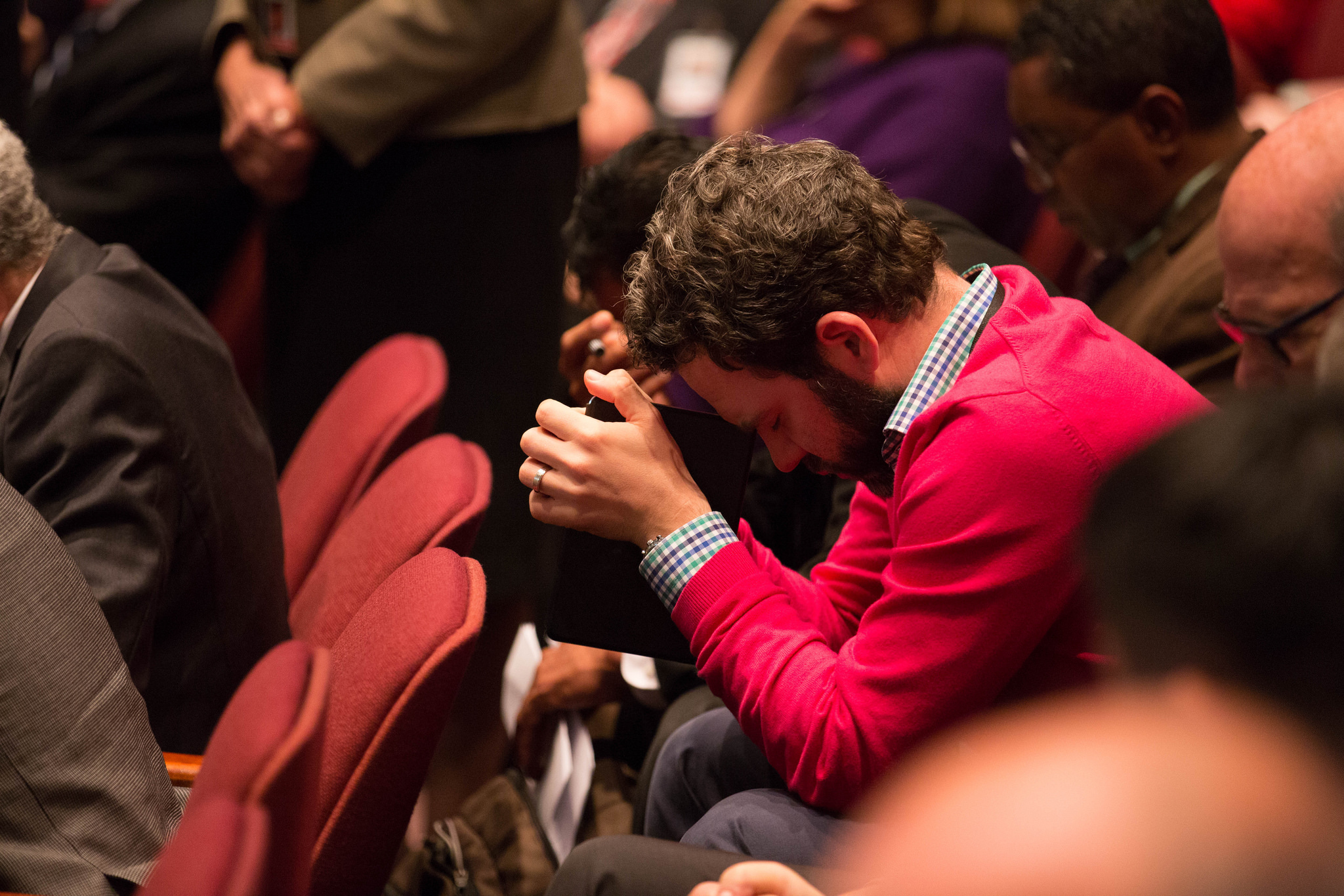Delegados oram antes de dar seu voto em decisão do Concílio Anual da Igreja Adventista.