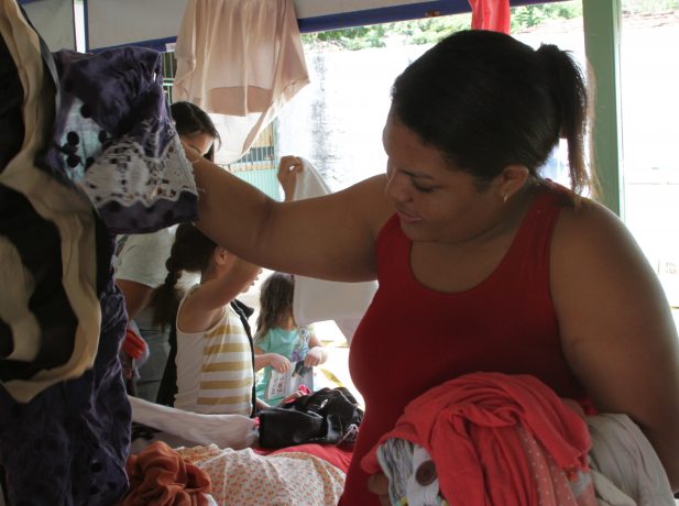 Franciane Penha, moradora do bairro, escolheu diversas peças de roupas da doação para ela e sua amiga.