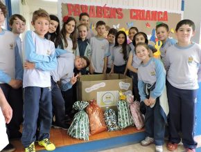 Crianças doam brinquedos e roupas para alunos de escola pública de Chapecó