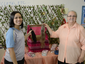 Mulher doa cabelo após manter os fios longos por 15 anos