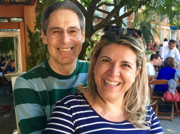 Abida e seu esposo, Alcides Coimbra, juntos após a recuperação do câncer.