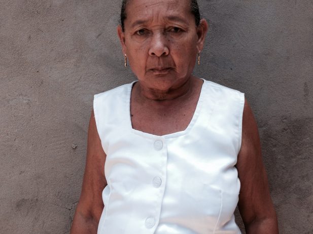 Maria José passou pela mastectomia e ainda espera para a reposição da mama direita. 