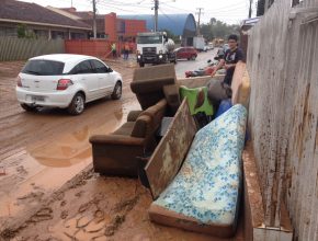 Famílias perderam grande parte de suas coisas por conta da chuva e da lama.
